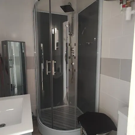 Appartement 2 Etoiles Avec Loggia Et Proche Des Thermes - Fr-1-571-52 *