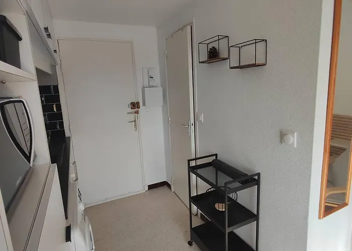 2 Etoiles Avec Loggia Et Proche Des Thermes - Fr-1-571-52 *